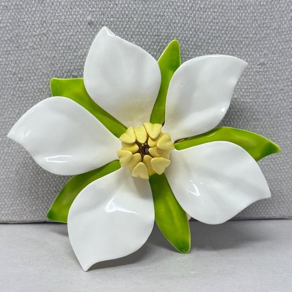 Sarah‎ Coventry Magnolia Brooch  Enameled Metal Signed Pin Floral Southern - Picture 1 of 9